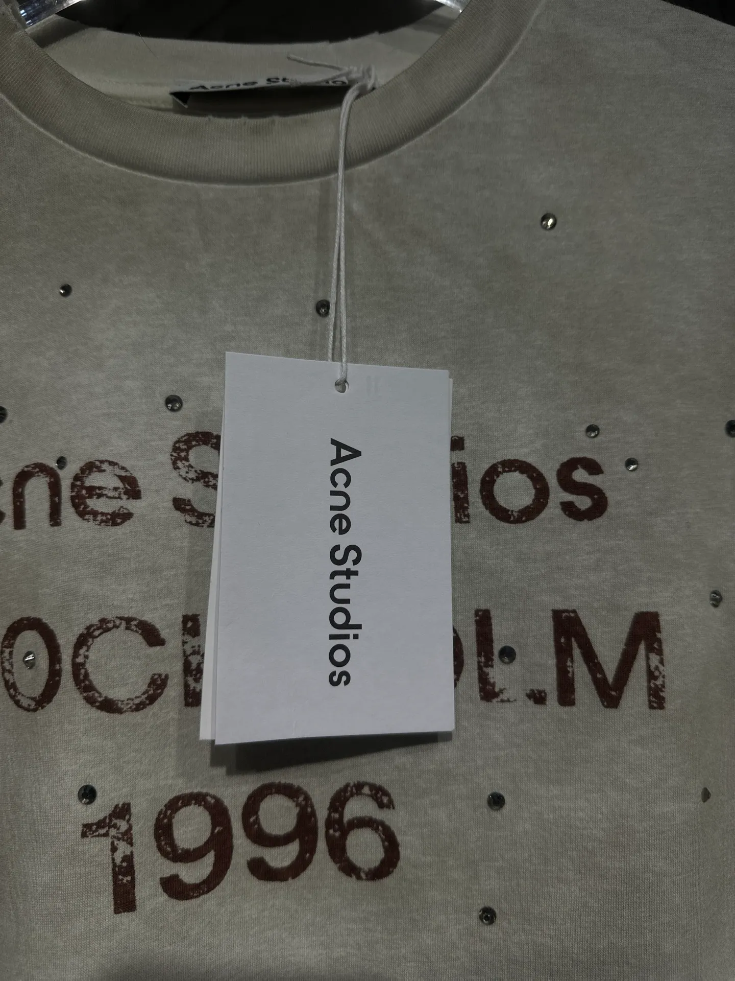 The highest version of Acne Studios long-sleeved Series distressed, dirty and mud-dyed long-sleeved T-shirts. The long-sleeved T-shirts with stir-fried colors and distressed edges are not picky. The snowflake cotton fabric feels soft and smooth and is not easy to wash. The fabric has been processed so it is sturdier than the quality ones in the counter. It can be used as sun protection clothing in summer. The same fabric as the original one is relatively thin. The feel and count are in place. The fried yellowing effect is cool. The printing effect is also in place. Details are online for comparison. 1 color four codes #long sleeve t-shirt # #acne Color: hot diamond white Size: S M LXL